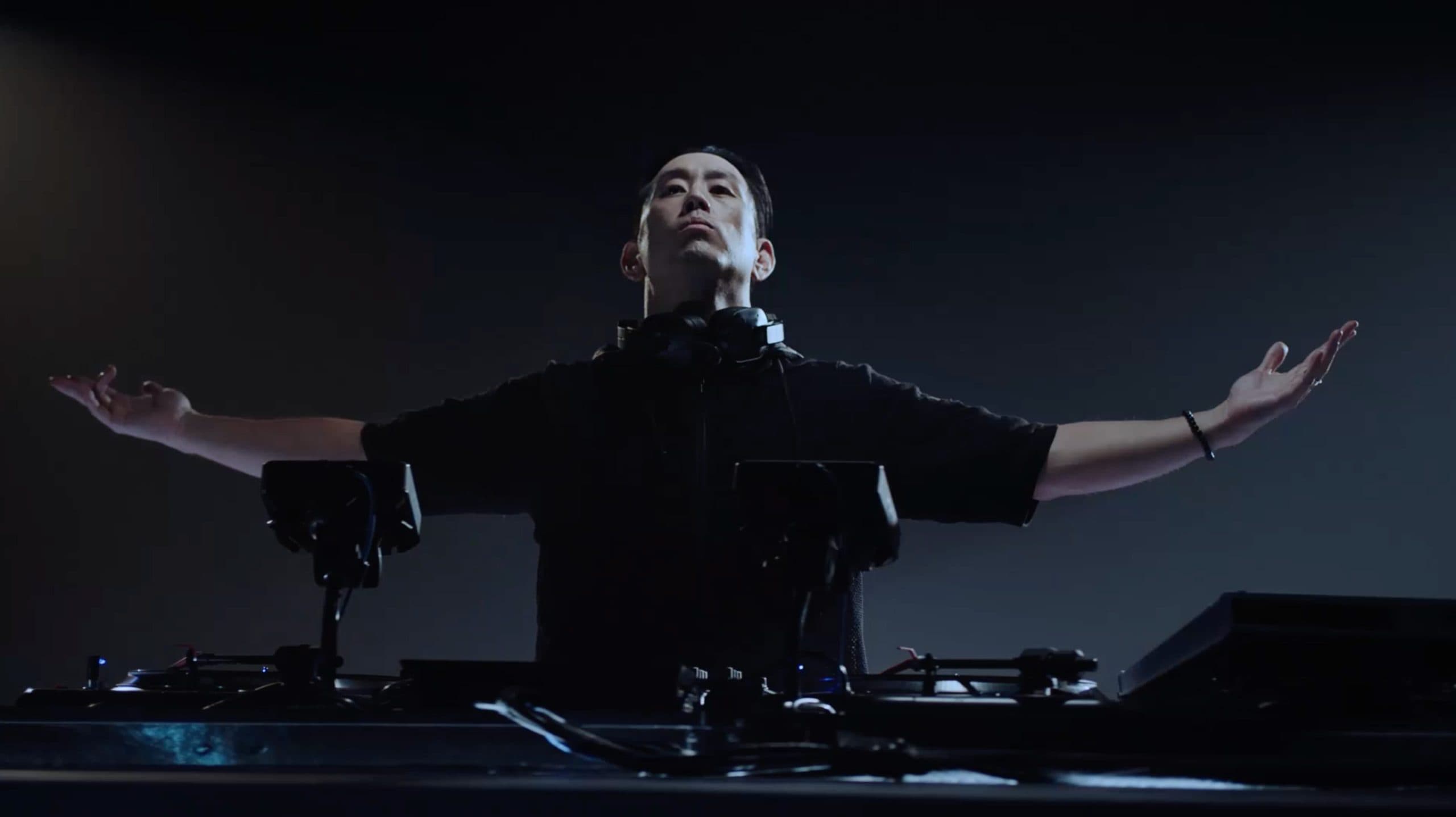 Mercedes Benz V Class x Joe Hahn